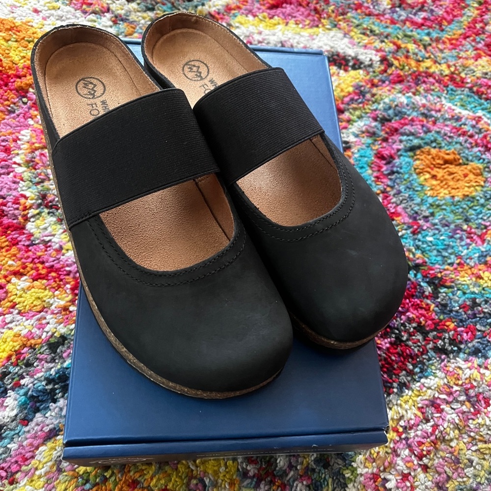 White Mountain Bassi Black Footbed Flats with Elastic Strap